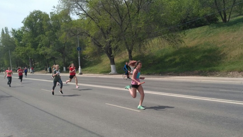 Легкоатлетическая эстафета собрала спортсменов со всех районов Волгограда